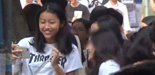 陈奕迅夫妇教导有方女儿很节俭和朋友逛街全天仅花30元不到