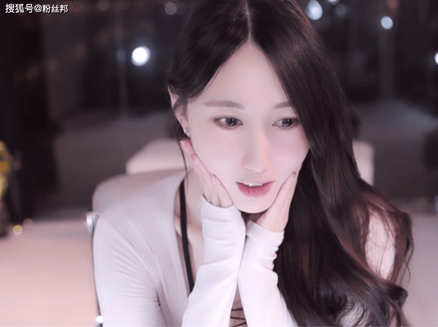 作为在斗鱼直播得比较久的美女主播"小小玉酱",近日在直播时也是跟