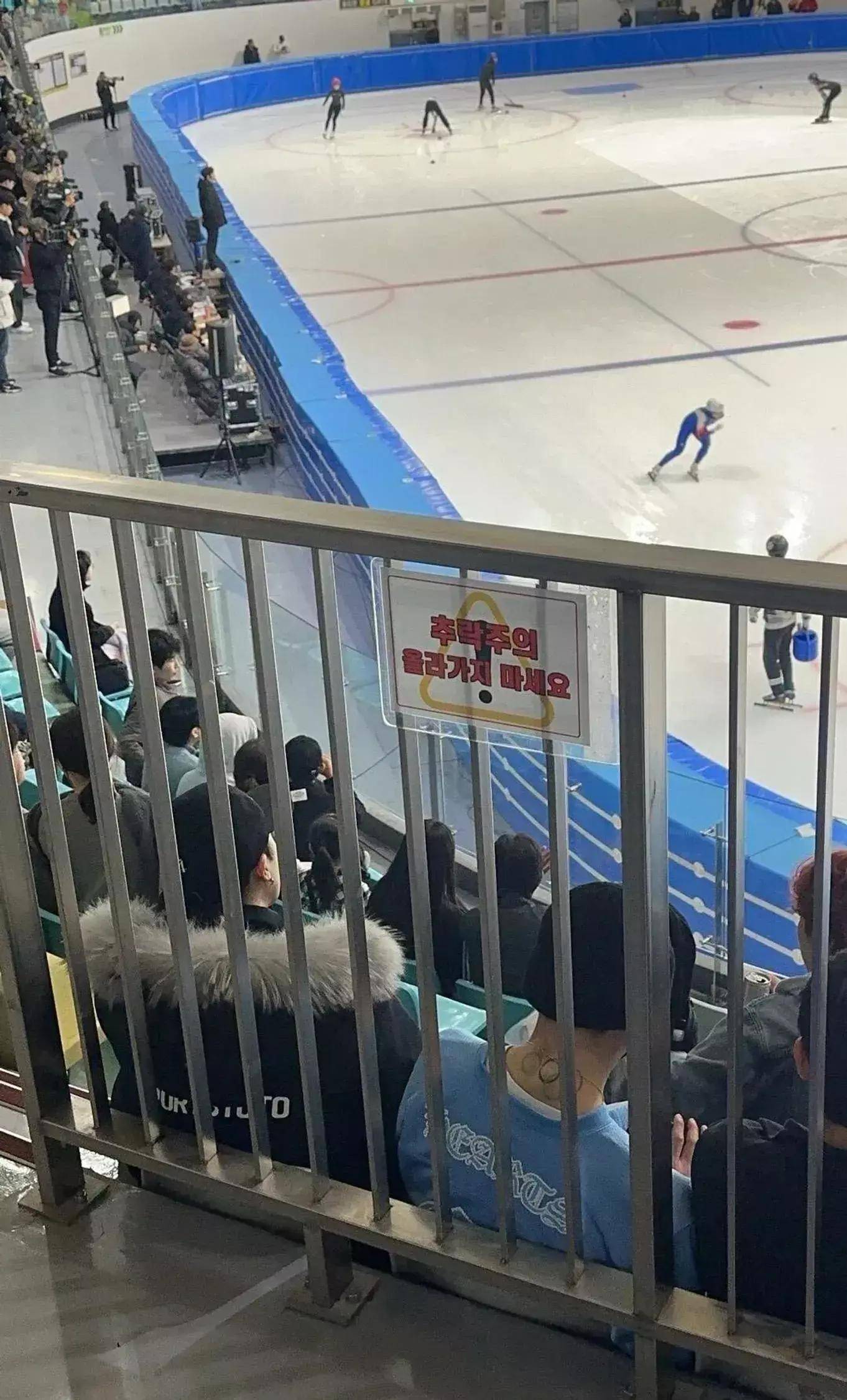 林孝埈赛场观战同衣不同搭清爽魅力引关注