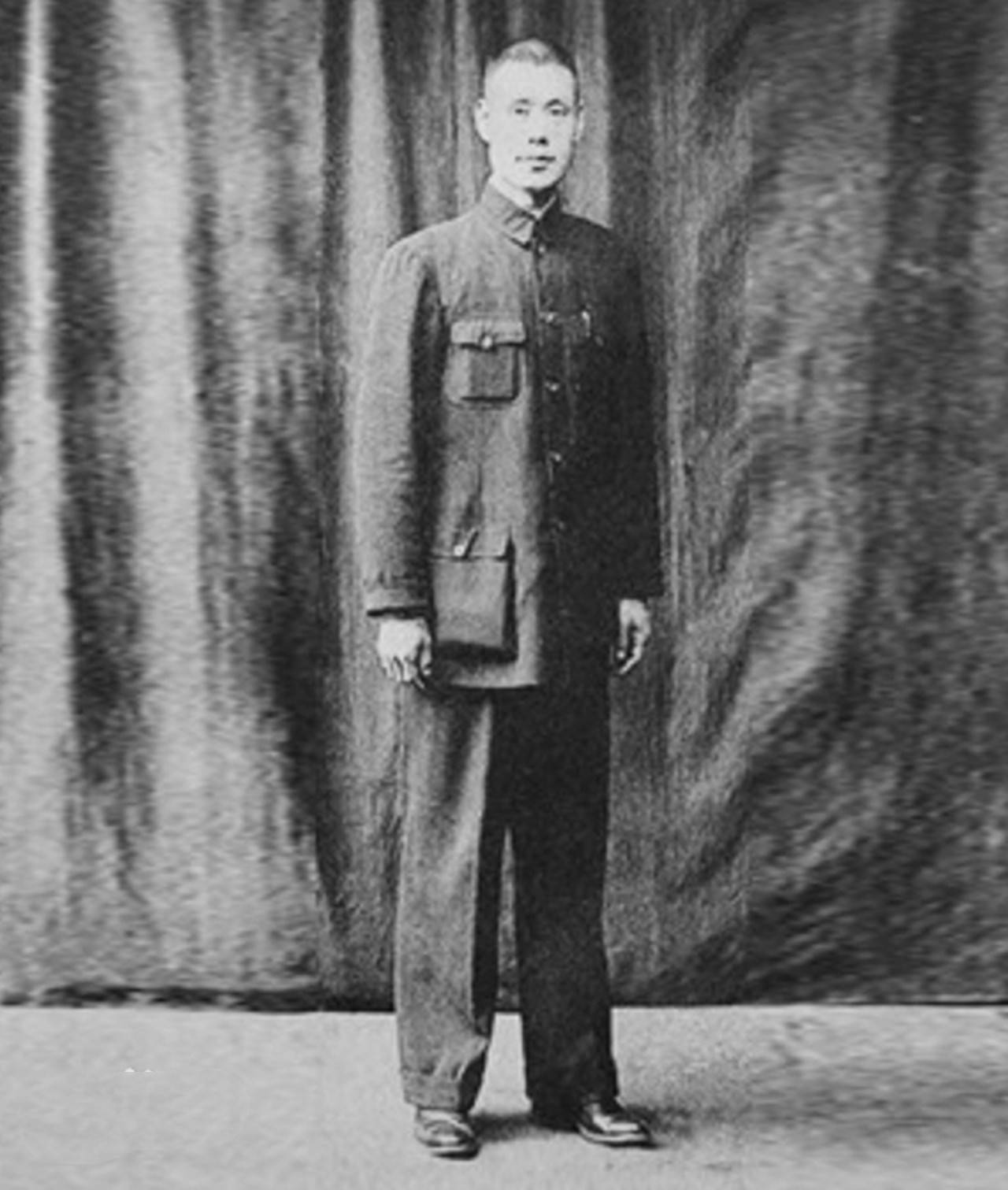 虽然跟组织上断了联系,但段伯宇依旧在力所能及的范围内为组织服务.