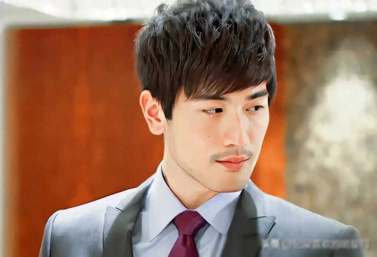 首先,高以翔拥有着高大的身材和俊朗的脸庞,身高达到了惊人的195公分.