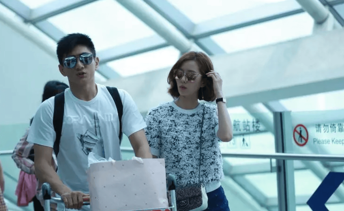 刘诗诗和17岁的吴奇隆走在机场，穿着洋气的衣服，这与微胖的男性策略形成了鲜明的对比。