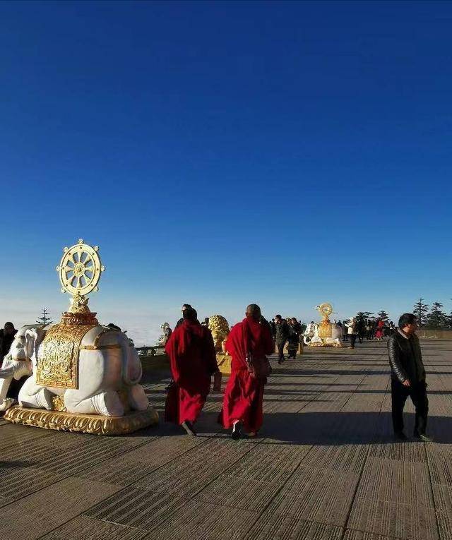 王兴夫的活佛路10年疯狂敛财2亿住豪华别墅骗女弟子