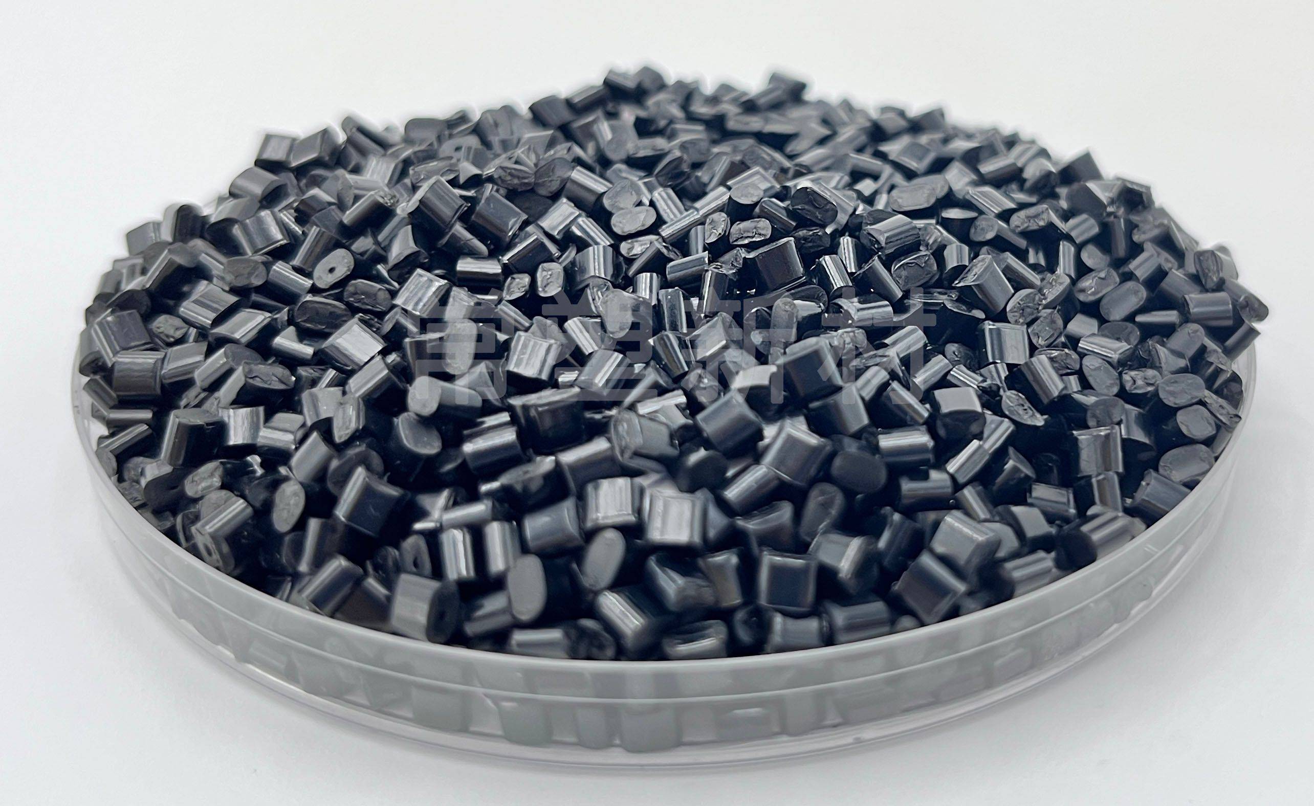 汽车后视镜需要长期接触阳光紫外线照射,所以在塑料选材上需要材料要