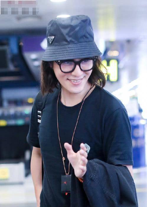 陈坤太敬业了为新剧留长发现身机场摆拍不料却是大妈既视感