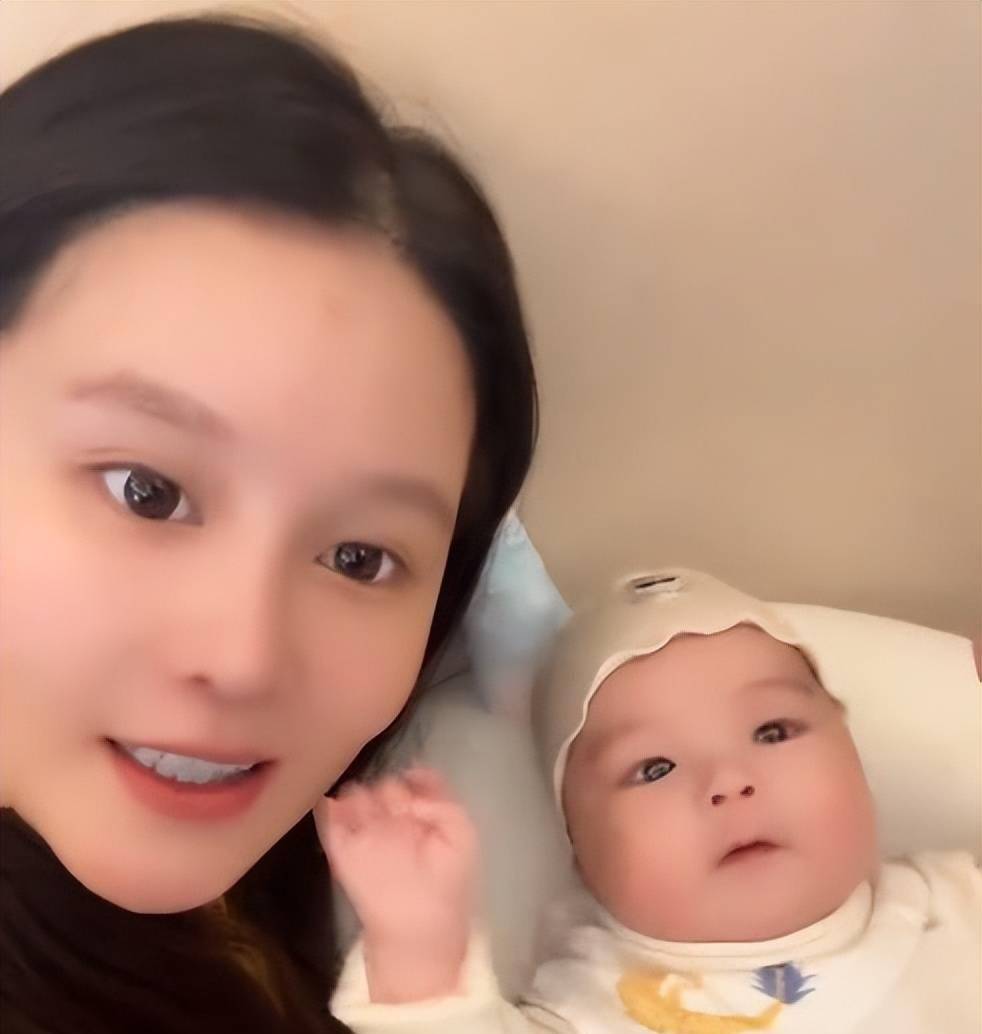 原创原创赵本山外孙3个月重13斤外婆送金碗金筷金勺一堆金器羡煞旁人