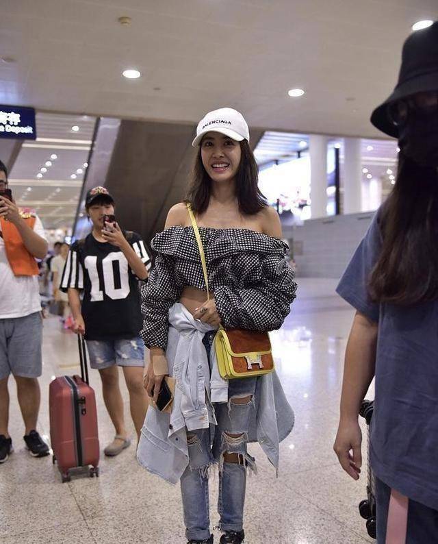 原创蔡依林新下装不见了look白衬衫牛仔短裤过膝长靴好撩人