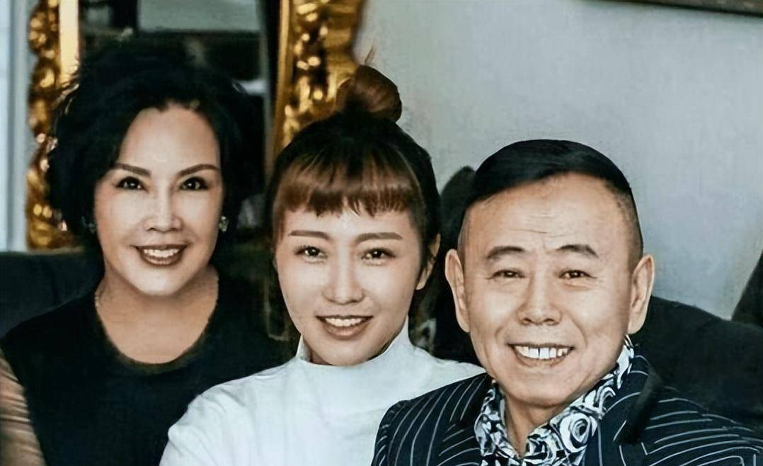 潘长江和妻子结婚三十八年,妻子被宠上天,如今花甲之年整容成功_杨云