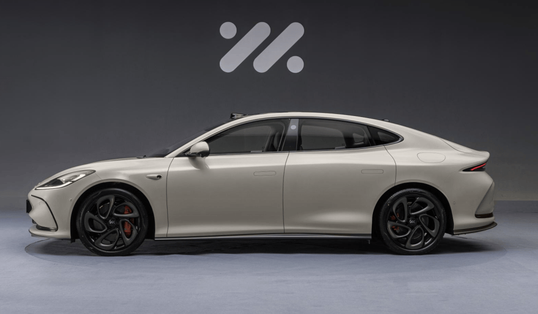 这款车并没有采用流行的分体式设计,而是用一块修长犀利的月牙设计取