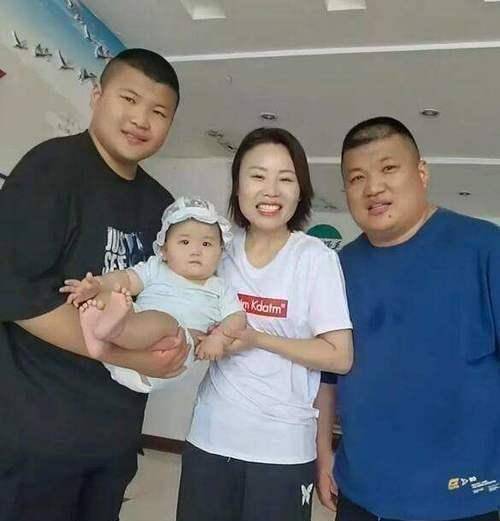 原创草帽姐升级当奶奶孙子7个月大儿子却还没到法定结婚年龄