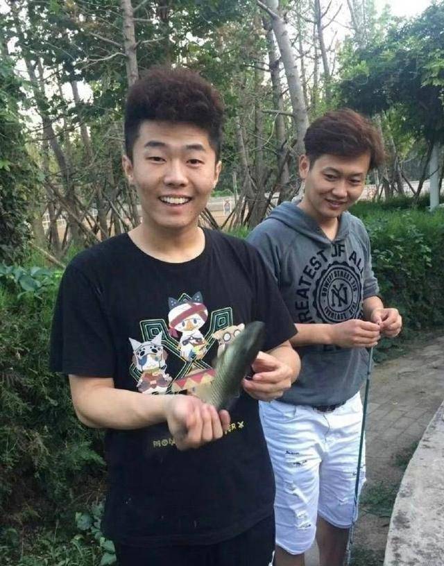 德云社周九良横店拍戏,晒光头照引热议,十几分钟,评论就破千了_孟鹤堂