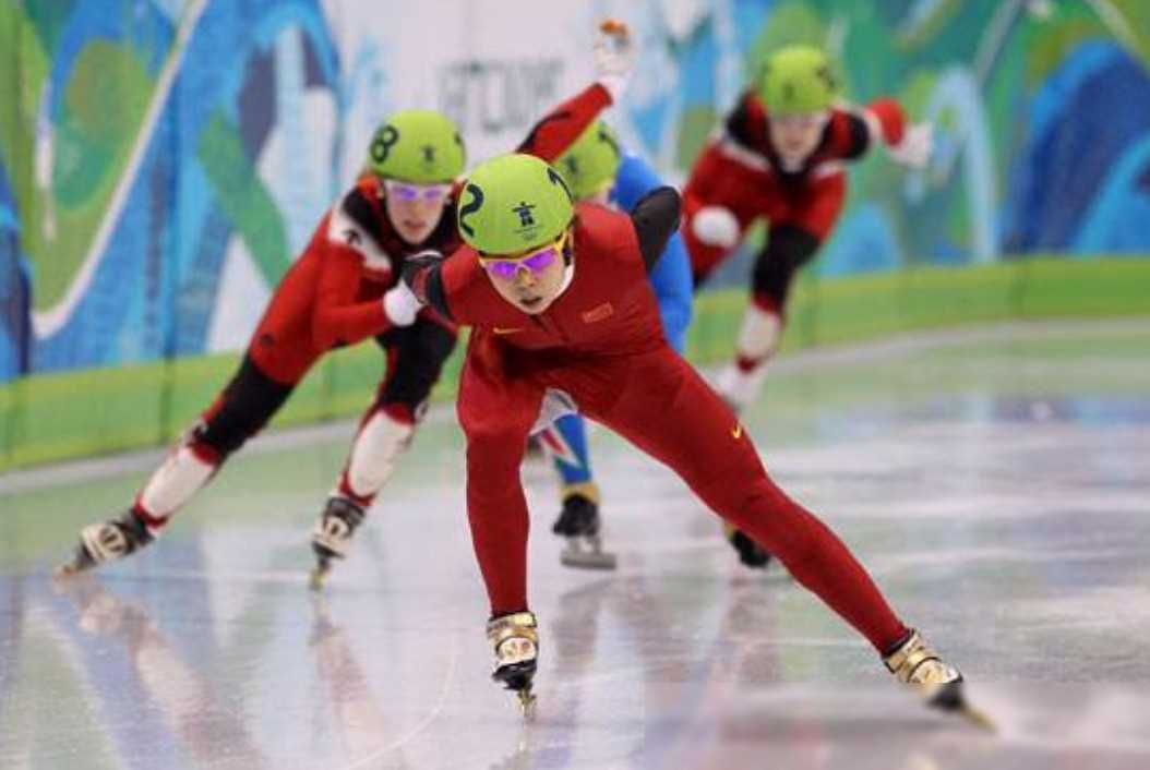 16岁那年,王濛参加了全国九运会短道速滑比赛,并成功入围决赛.