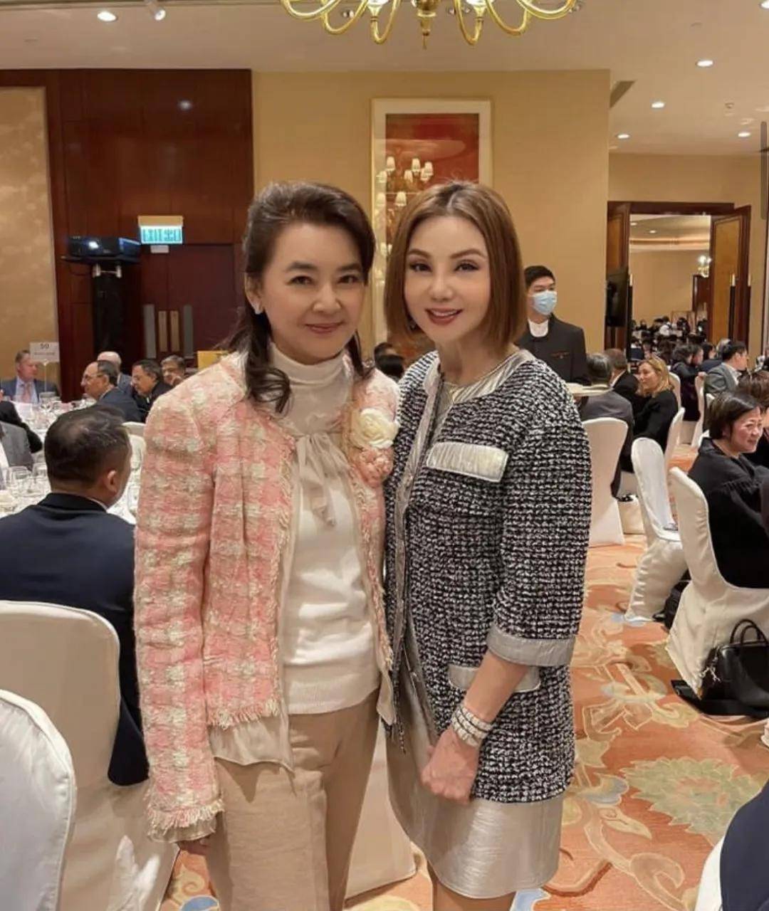 胡慧中穿少女时期粉裙身材珠圆玉润却满身贵气跟同龄奶奶同框像两代人