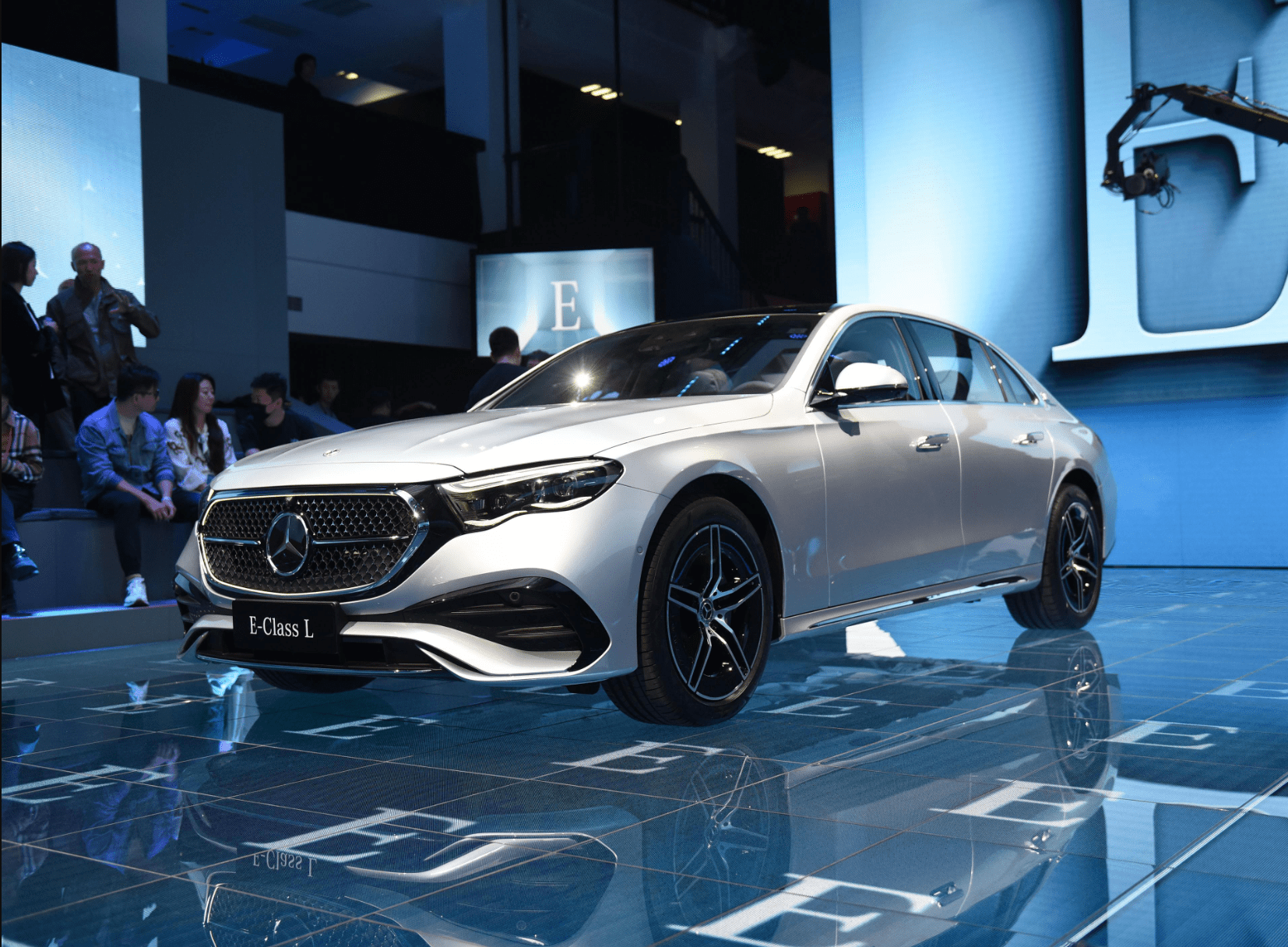 新一代奔驰e级轿车正式发布 黑色装饰依旧豪华_搜狐汽车_搜狐网