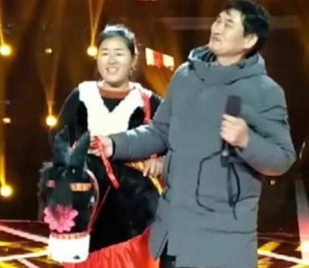 原创草帽姐演出照气质变化大女儿走向国际舞台大衣哥还在老家种地