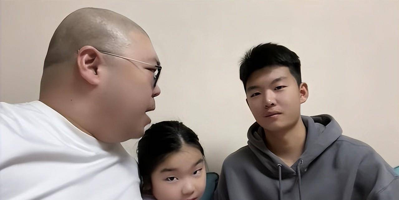 德云社郎鹤炎发文晒儿子十七岁生日照引热议郎子禛越来越帅气