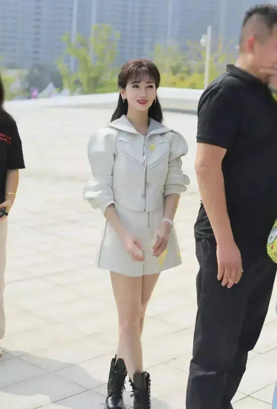 优雅女神赵雅芝短裤造型引热议她如何活出自己的精彩