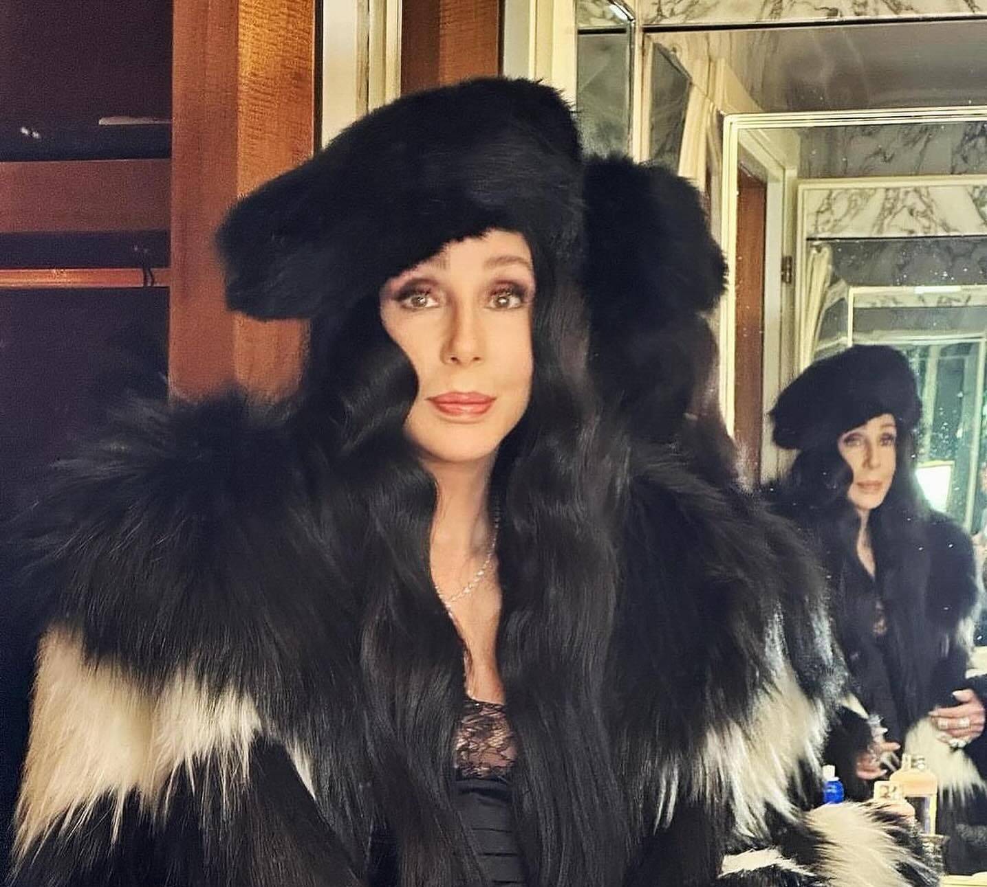 原创77岁雪儿又和38岁鲜肉小男友走红毯了!穿黑白皮草亮相,牵手超甜