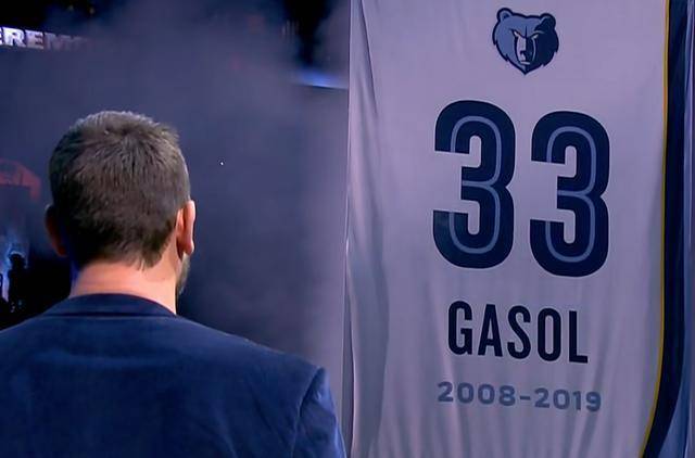 小加33号灰熊球衣正式退役生涯获利18亿一家四口幸福亮相