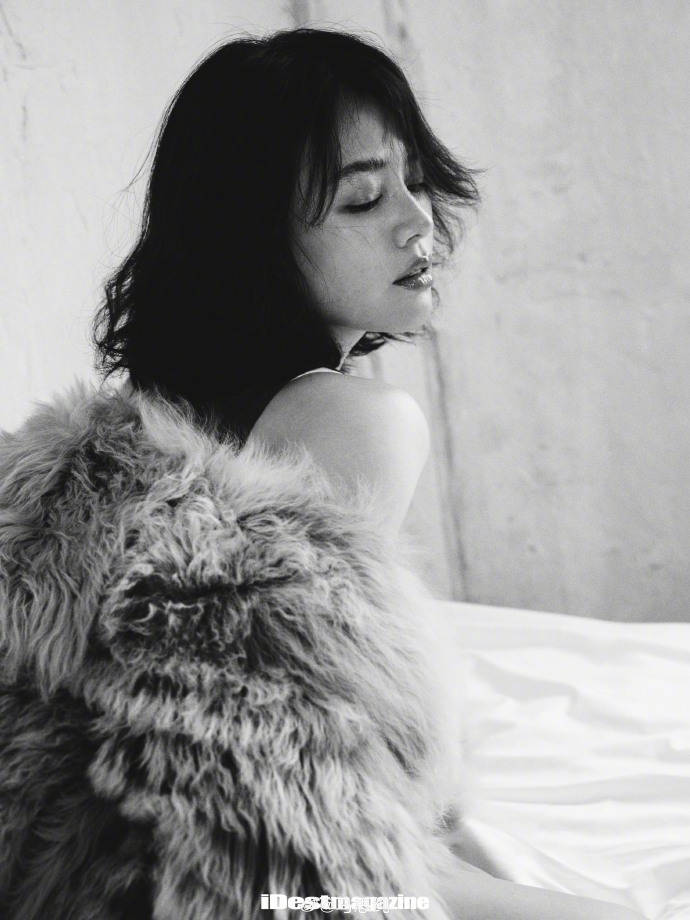 马思纯再登杂志封面大秀窈窕身姿性感妩媚五官精致令人心动