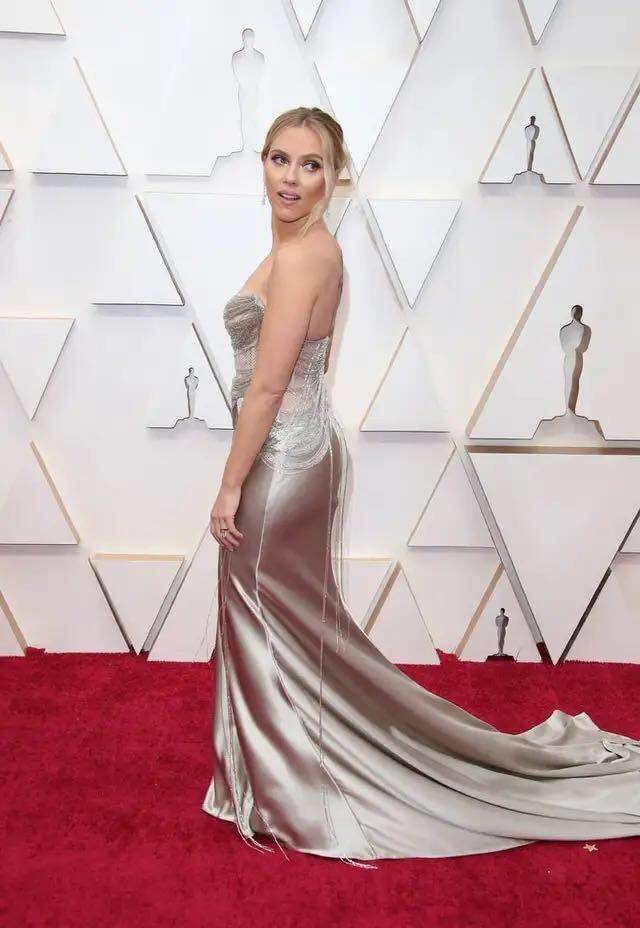 近距离看斯嘉丽·约翰逊究竟长什么样,网友:不愧是杜兰特的女神