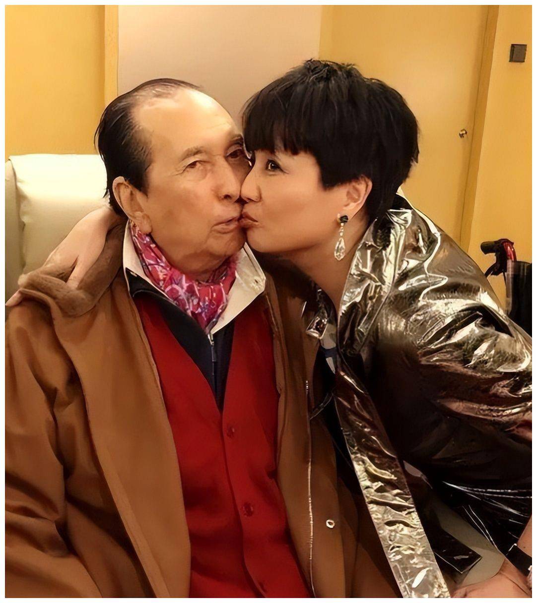 三房四房为赌王扫墓三太戴6000万手镯赌王墓地和儿子比太简陋