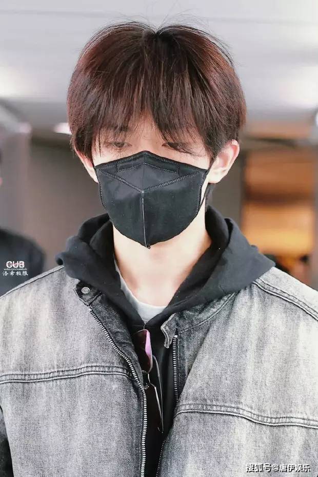 原创易烊千玺机场亮相卫衣牛仔展学生风采虽显疲惫仍魅力不减