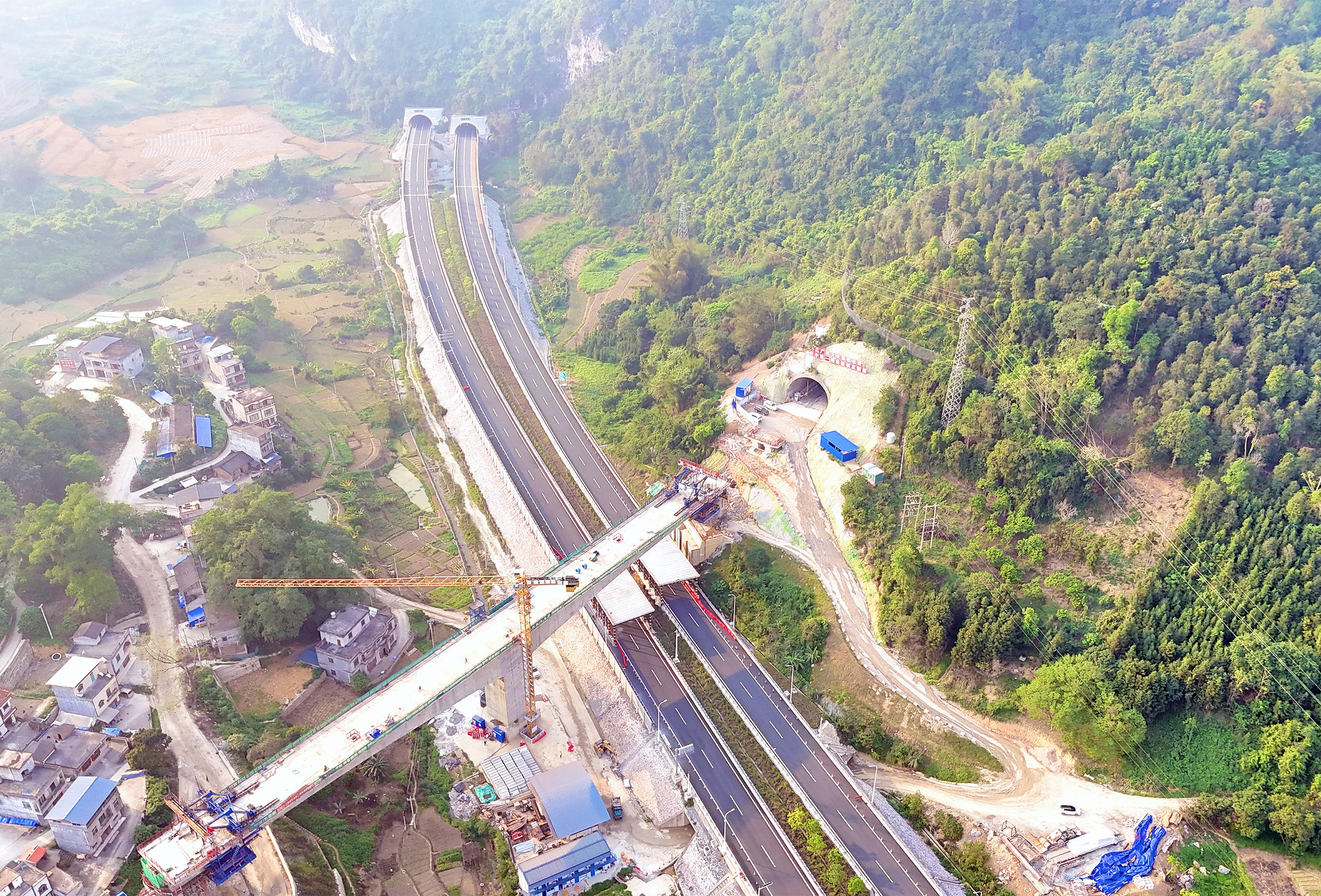 广西南凭高铁崇凭段主线隧道全部贯通