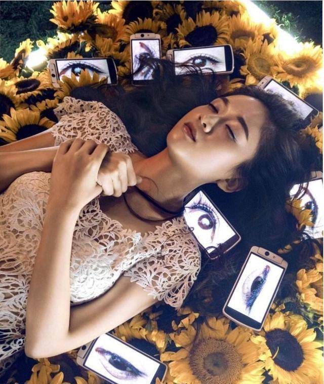 陈乔恩也太瘦了穿橘色抹胸裙空太多全靠气质撑着