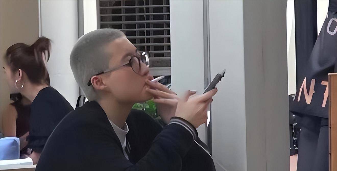 原创成龙70大寿私生女近照曝光24岁吴卓林流浪国外抽烟剃头引争议