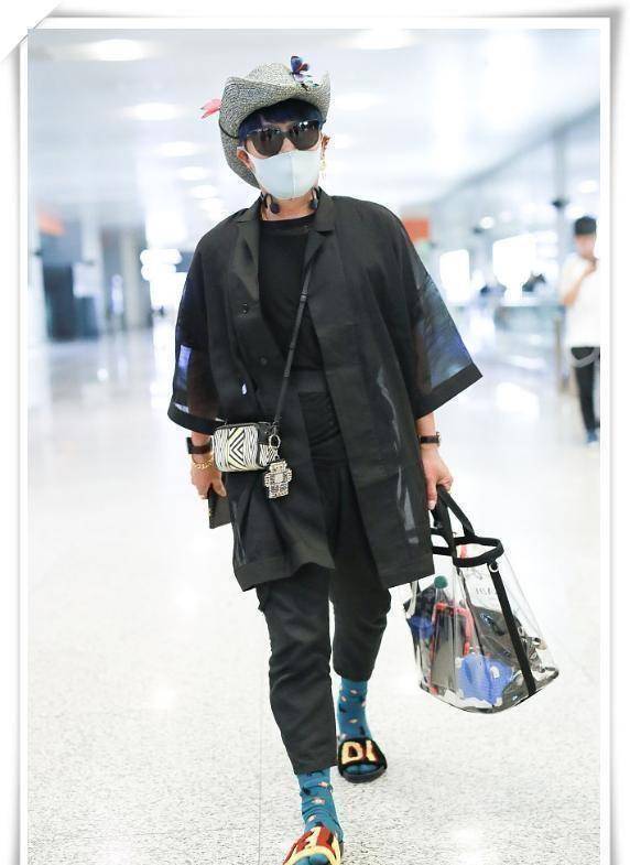 陈志朋终于不作妖了一身黑尽显低调看到他头上的蝴蝶我傻了