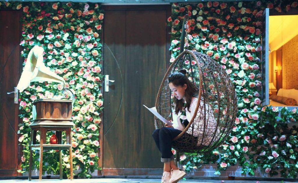 原创相亲女王张小斐穿牛仔裤勒出筷子腿身材好哪像34岁