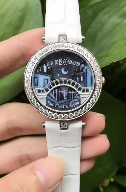 梵克雅宝恋人桥系列手表以爱情为主题,触动了女性消费者的情感.