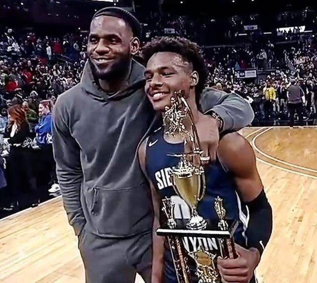 原创裁判拦不住媳妇拉不动詹皇观战太投入望子成龙的心他也有