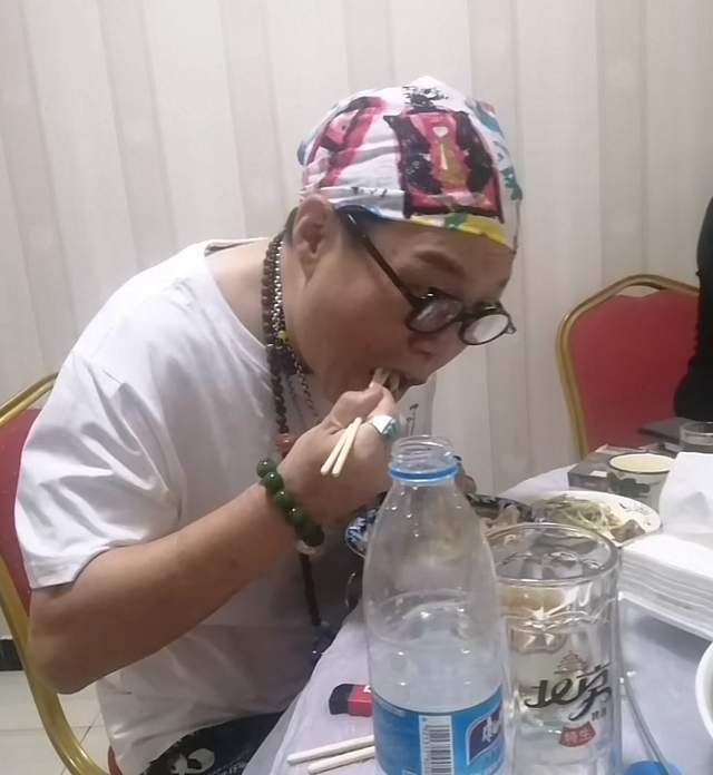 北京老炮儿"头巾哥"去世,常常喝酒不节制,调侃话语一语成谶