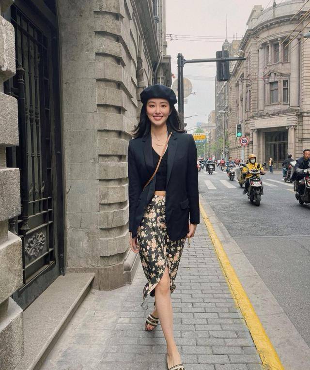 原创程莉莎穿过膝短裙内搭健身裤还是放不开自己穿衣太保守了