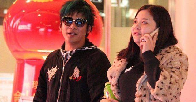 大张伟夫妇现身穿衣潮酷被迷妹包围妻子穿衣朴素默默办业务