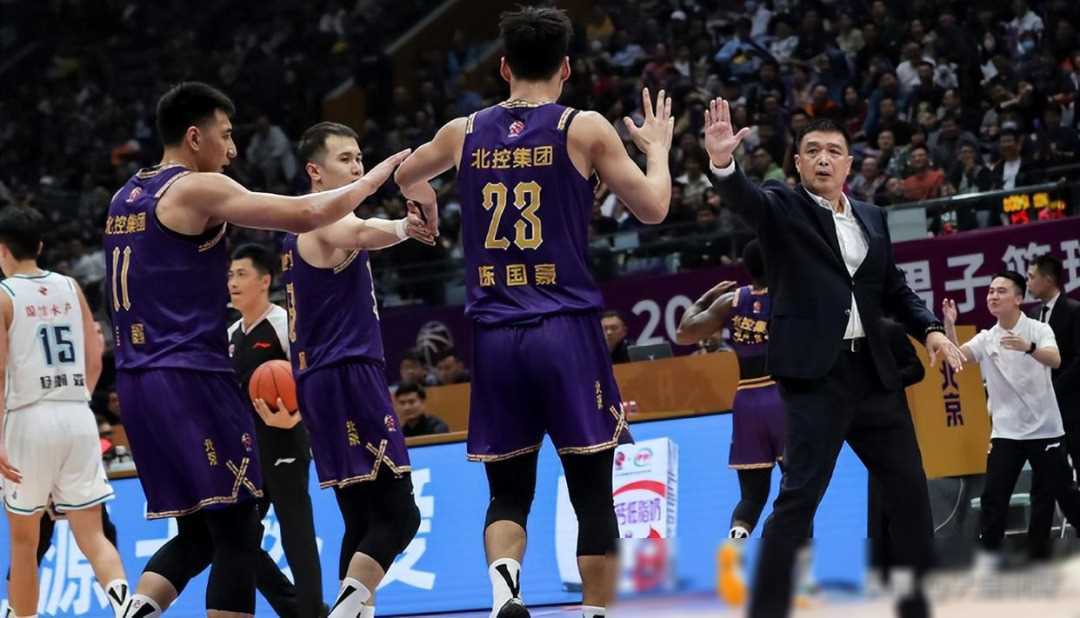 综上所述,中国男篮面临诸多挑战和困境,需要全方位的改善和提升.