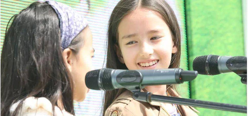 她们当童星,就连工作人员也是,加上妹妹李宛妲还表现出对表演有兴趣