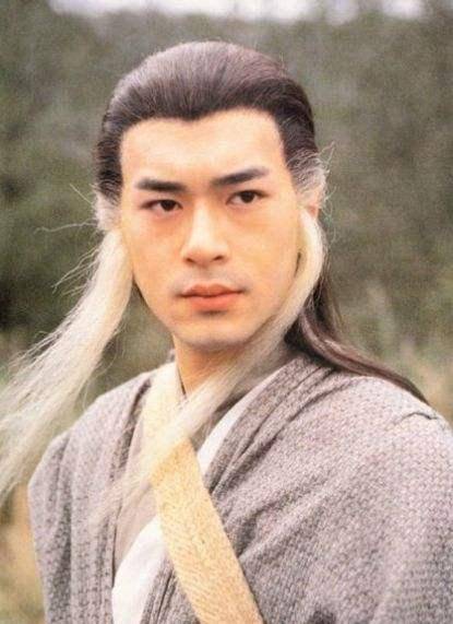 郭芙在古墓中用冰魄银针打中了小龙女,那时她正当逆转经脉疗伤,剧毒