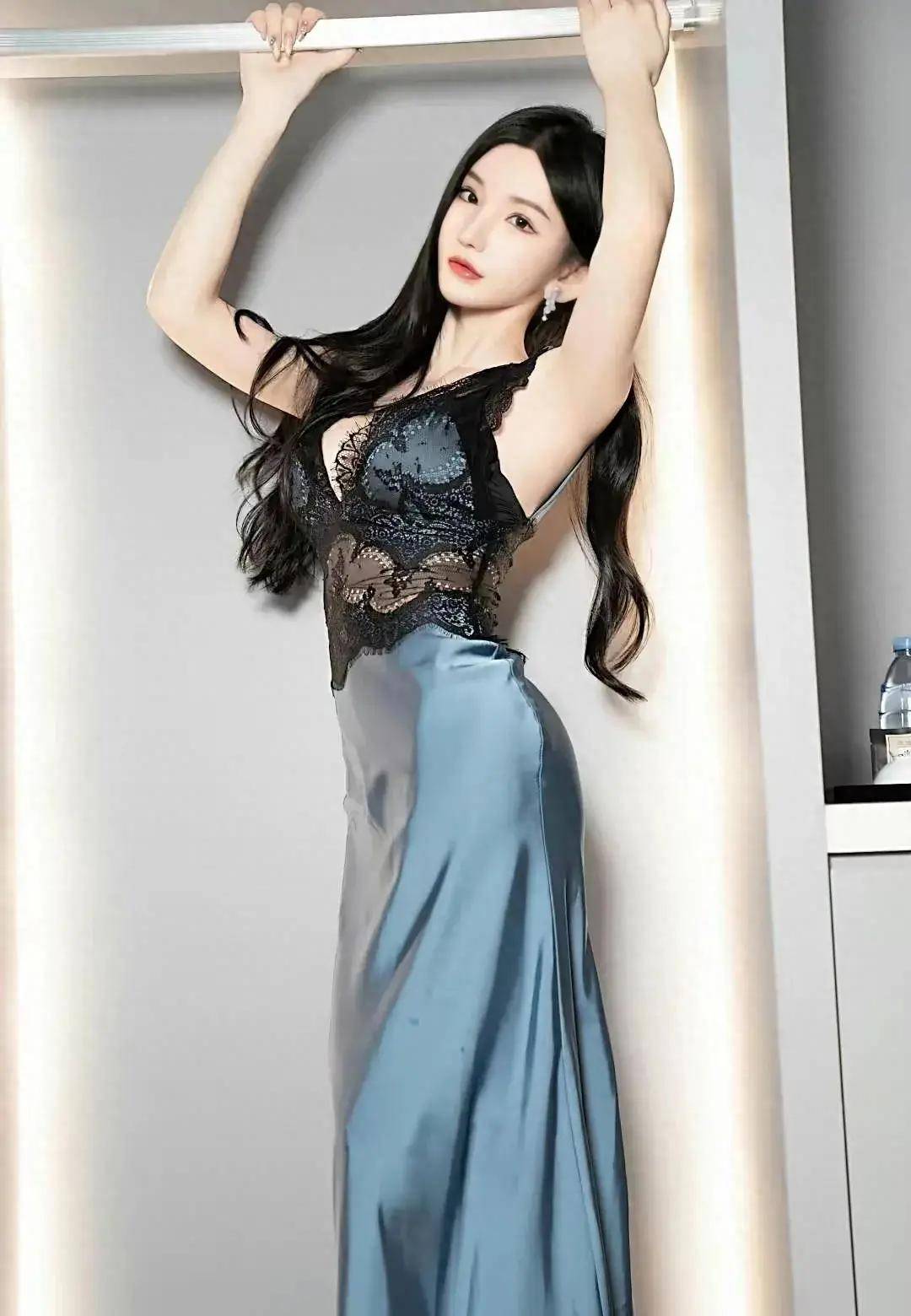 周于希身穿深v女装,性感妖娆!