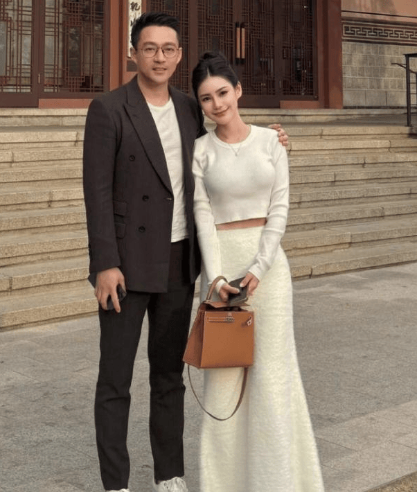 两个人应该是逛了某寺庙,然后留下了不少的合影照片.