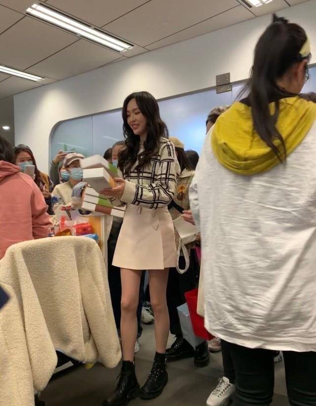 原创唐嫣厉害了穿最小码的裙子还能往里塞毛衣这腰我服了
