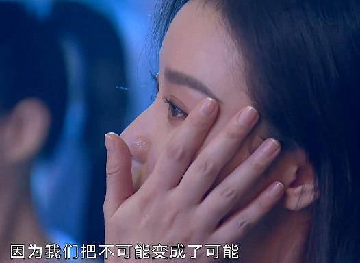 滴泪被捧上热搜,无眉妆流出,又有不同声音,美女太难了_的设计_眼泪