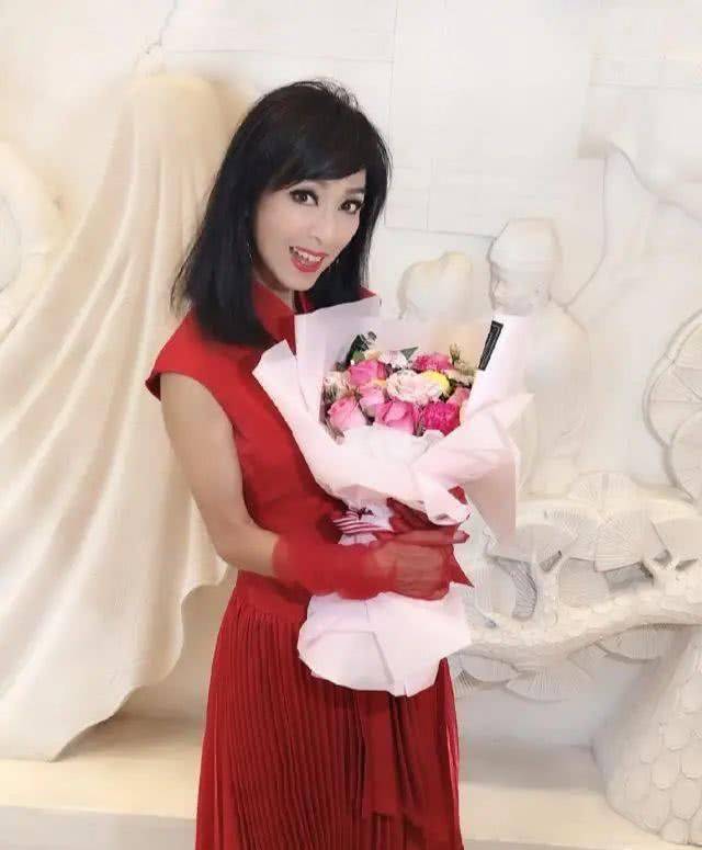 原创米雪快七十岁了皮肤干枯焉瘪还戴金色假发没个老人样