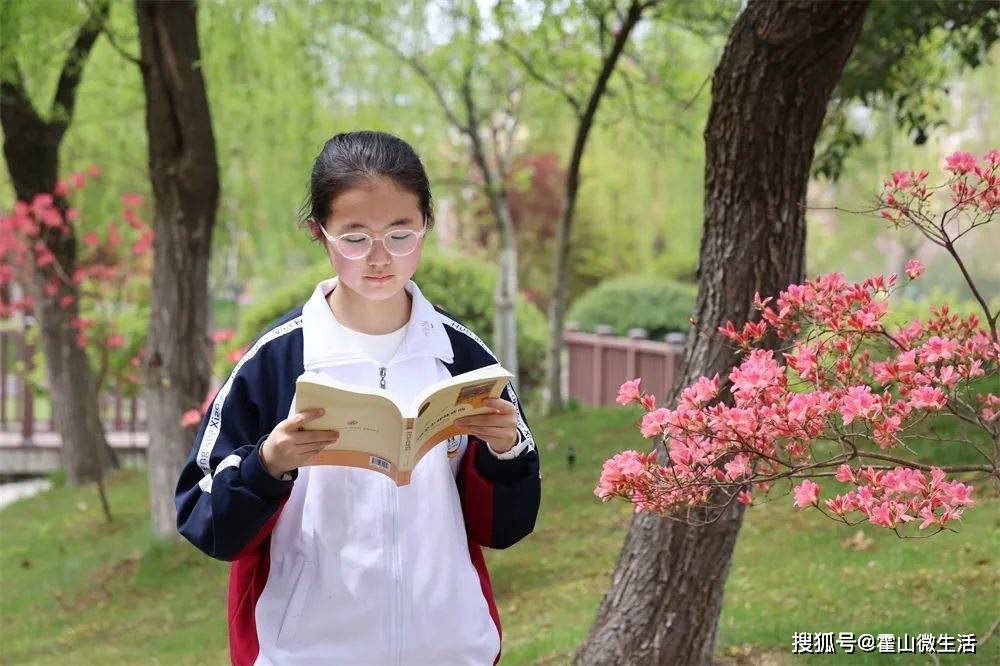 我们将陆续推出在"2024年寒假共读一本书"活动中评选出的优秀学生作品