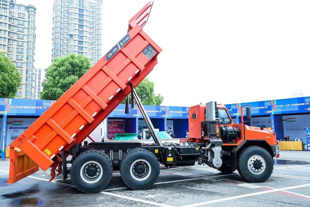 实力max临工重机亮相中国苍南矿山机械设备展览会