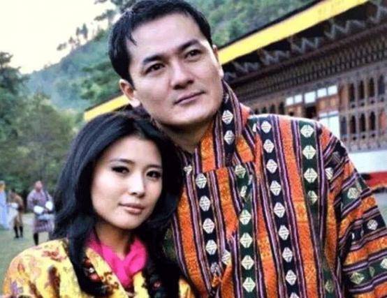 原创不丹老国王娶4个亲姐妹个个肤白貌美生下5个女儿比花还娇艳