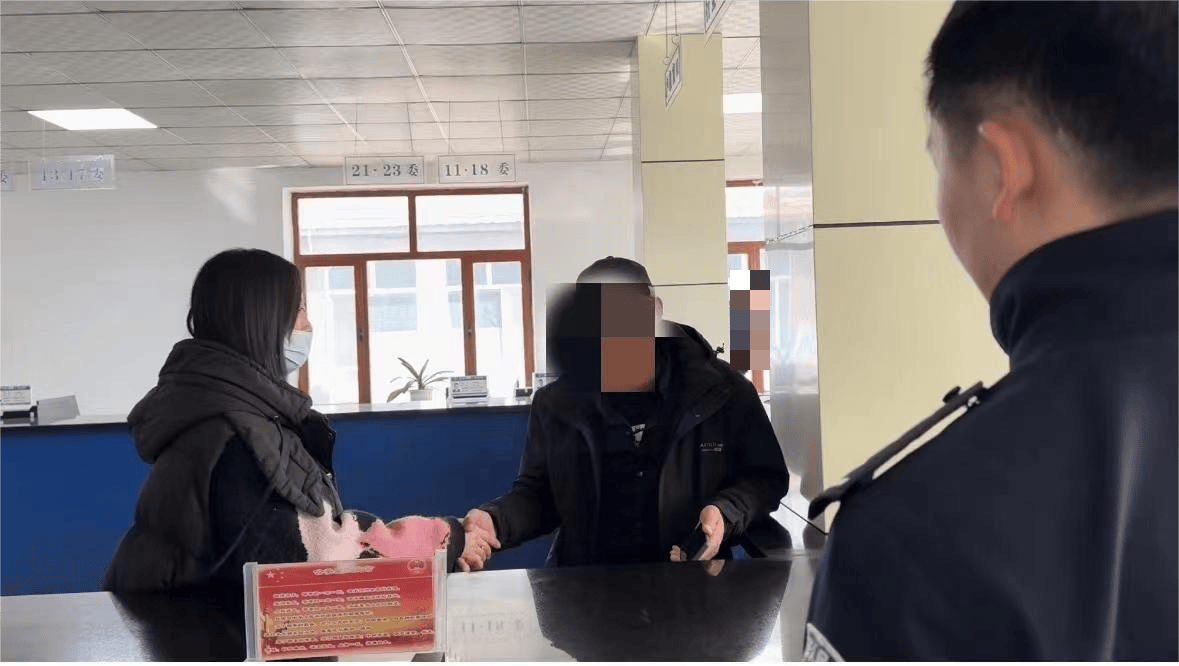 东京城林业局金地龙湾小区车库改住宅门前有人打架