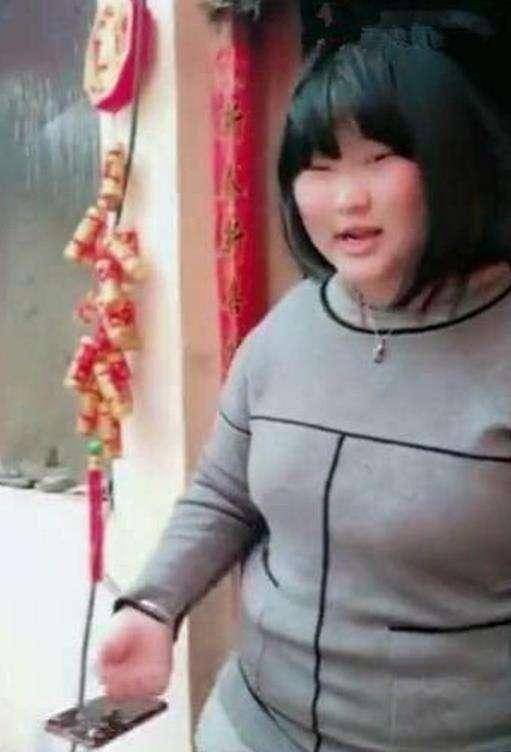 大衣哥女儿遭网络暴力因丑照被气到要身亡大衣哥请嘴下留情